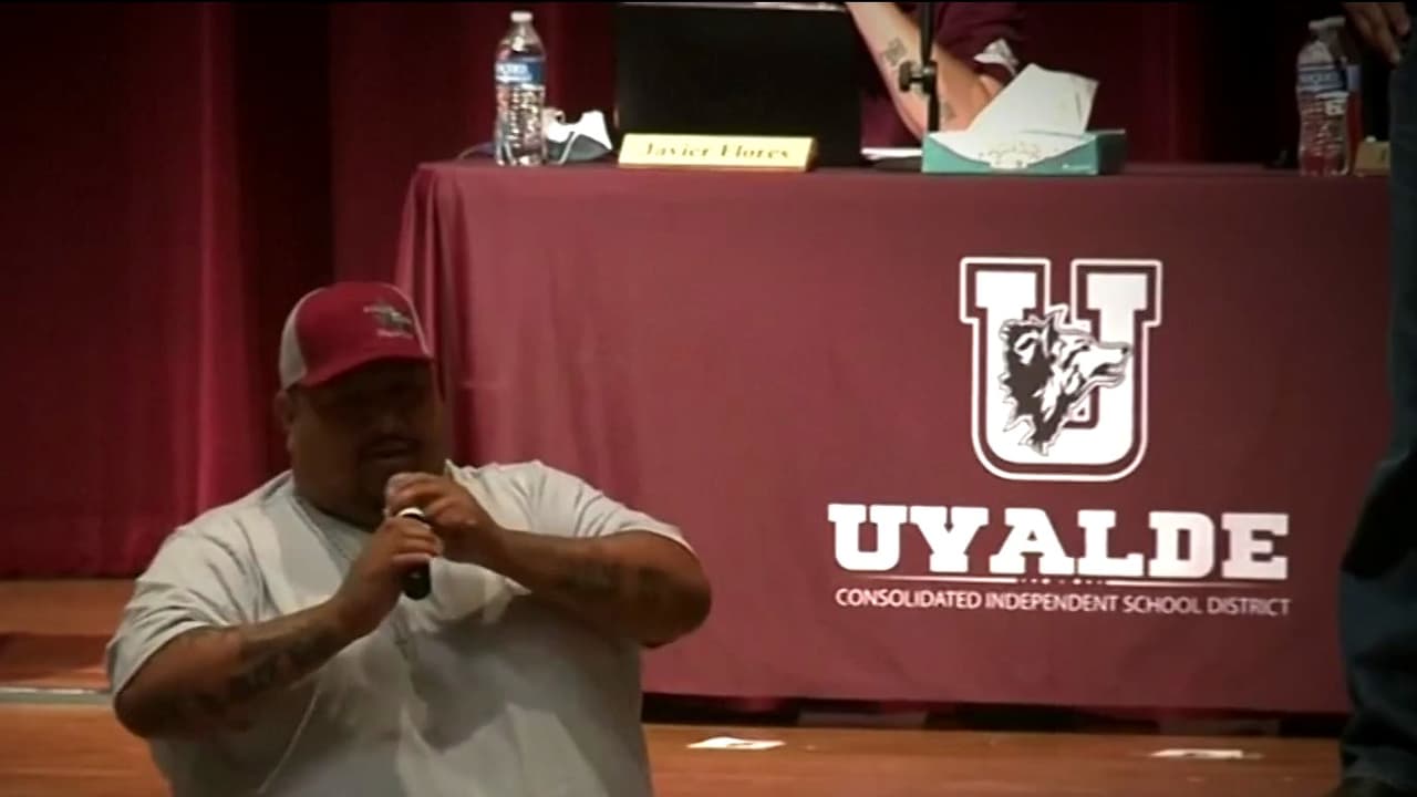 Enfurecidos, padres de las víctimas de Uvalde exigen la destitución del jefe de la policía