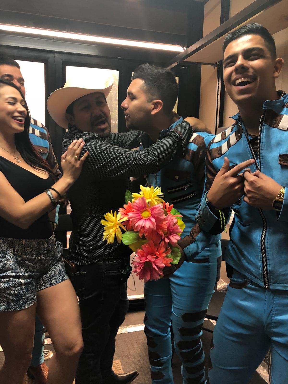 Para ser ‘feo’, su encanto no tiene barreras y una de sus víctimas lo fue el integrante de la
<b>Banda Racho Viejo</b>.
<br>