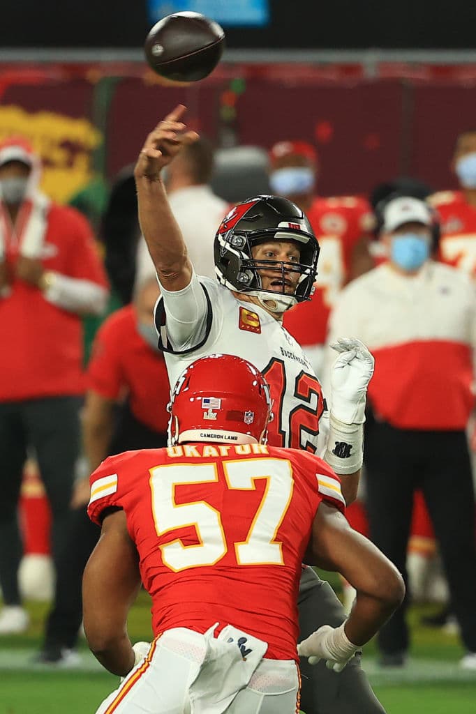 La defensa de los Tampa Bay deja a Patrick Mahomes sin pase de anotación y con dos intercepciones en la arrolladora victoria de los Buccaneers 9-31 sobre los Kansas City Chiefs. Tom Brady demuestra porque es el mejor y con tres pases de anotación y sin intercepciones consigue su séptimo anillo de Super Bowl.