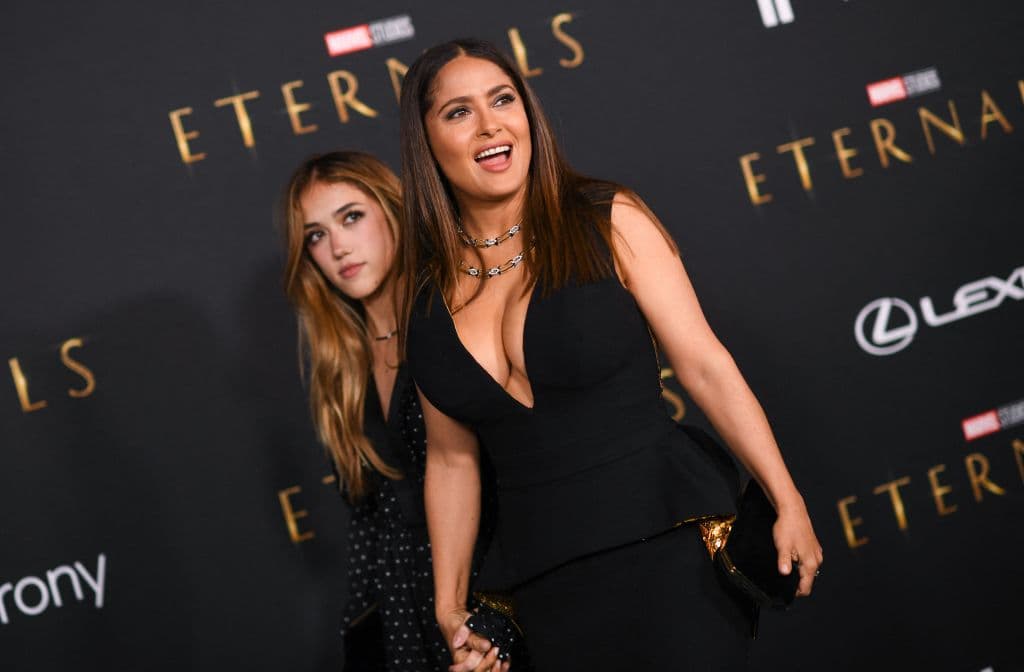 A finales del 2021, cuando se estrenó la cinta 'Eternals', se creyó que la actriz mostraría una prenda extravagante para hacer referencia a su traje dentro de la cinta, pero en cambio usó un vestido negro con un pronunciado escote en V que resultó muy sexy.