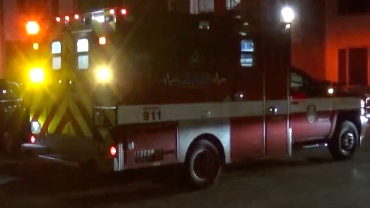 El sospechoso y la mujer huyeron de la escena y son buscados por las autoridades. La víctima fue trasladad a un hospital donde se recupera. Hasta el momento no se ha dado a conocer más información.