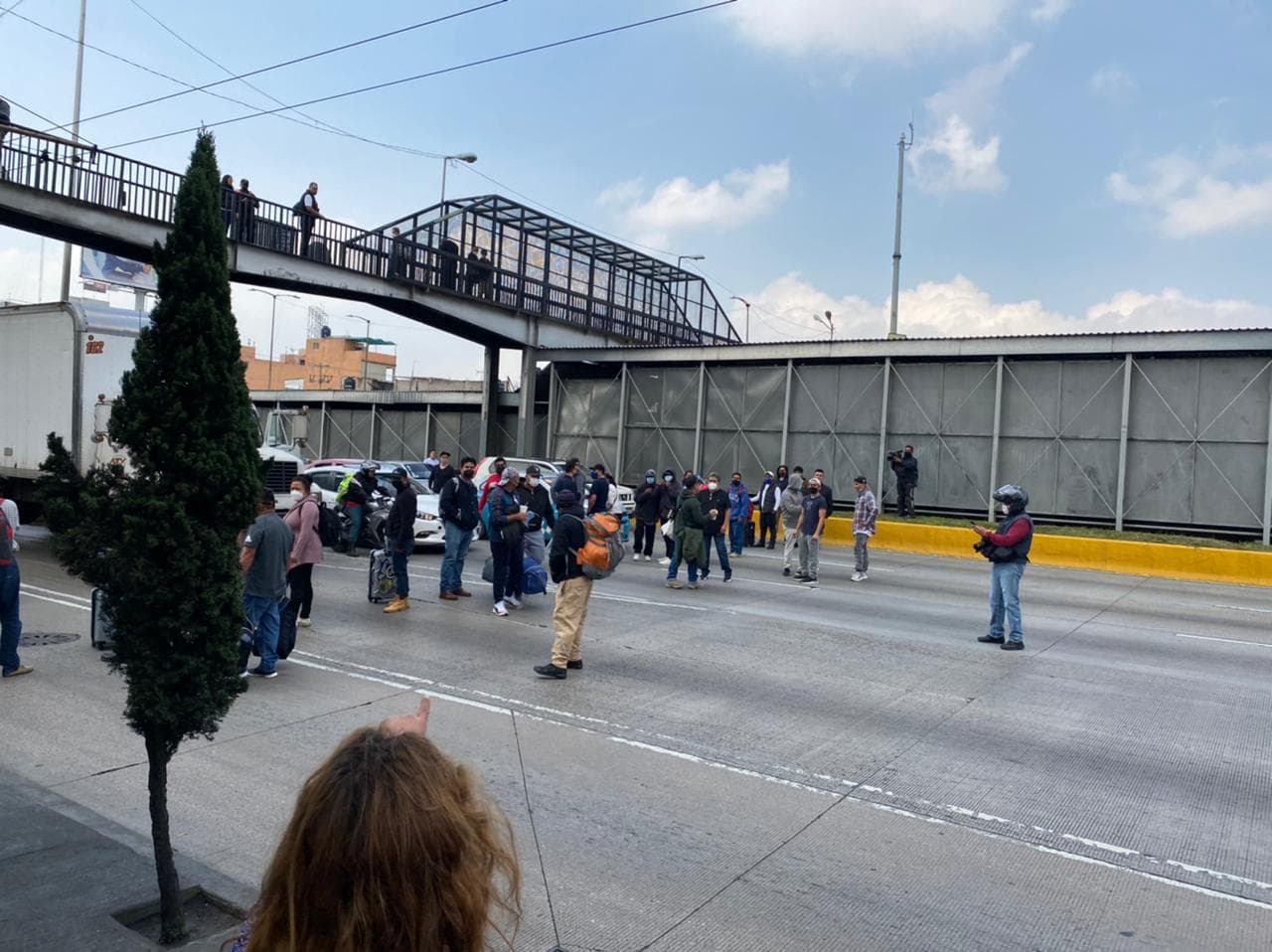 Personas que fueron estafadas para ir a trabajar a Canadá por un grupo durante la toma de la vialidad que conduce al aeropuerto internacional de la Ciudad de México, el martes 21 de septiembre de 2021.