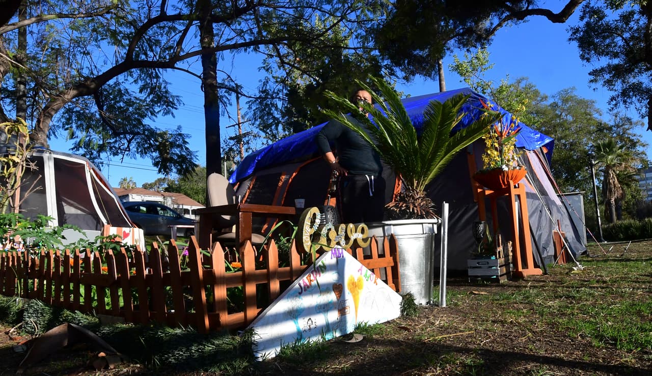 Funcionarios de la ciudad de Los Ángesles anunciaron esta semana que el parque sería cerrado para realizar un proyecto de
<b>renovación que busca reparar unos 500,000 dólares en daños en el parque,</b> obligando al desplazamiento de personas que están viviendo en este terreno.