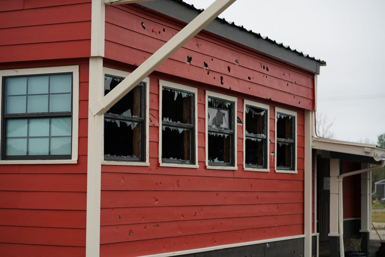En D' Hanis también un tren chocó contra un árbol caído durante las tormentas. El ferrocarril se descarriló.