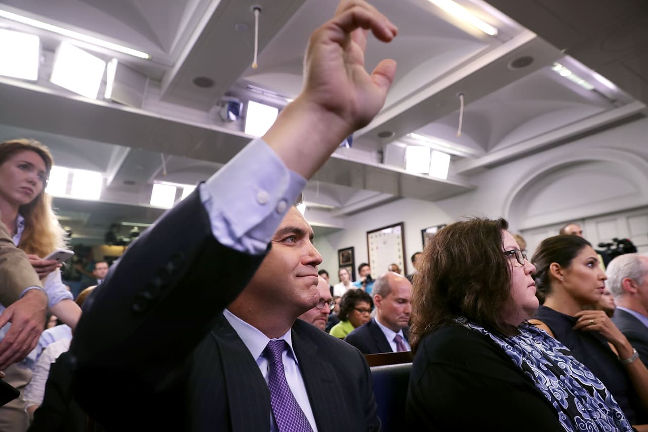 En la guerra abierta de la Casa Blanca contra los medios de comunicación, el protagonista es Donald Trump y el antagonista probablemente sea
<b>Jim Acosta</b>. Este corresponsal de CNN en la Casa Blanca ha sido directamente acusado por el gobierno de dar noticias falsas ('fake news') y ha estado semanas sin poder preguntar en la rueda de prensa diaria en Washington DC. Especialmente duro fue su
<b><a href="https://www.univision.com/noticias/politica/la-pelea-entre-un-periodista-hispano-de-cnn-y-la-casa-blanca-por-la-propuesta-que-exige-que-los-inmigrantes-sepan-ingles">tenso intercambio verbal con Stephen Miller</a></b>, asesor del presidente en materia de inmigración, en el que Acosta recordó sus orígenes cubanos. Hijo de inmigrantes, el periodista dijo sobre la idea de exigir inglés a los recién llegados: "¿No están cambiando lo que siempre ha significado ser un inmigrante llegando a este país?".