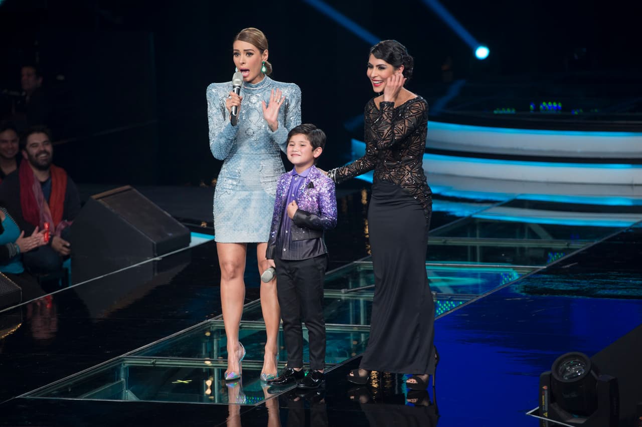 Esta octava gala se puso color de hormiga, se vivió de todo, desde un pleito entre Belinda y Ha Ash, Max Cervantes le declaró su amor a María León, quien fue eliminada junto con los Monsiváis.