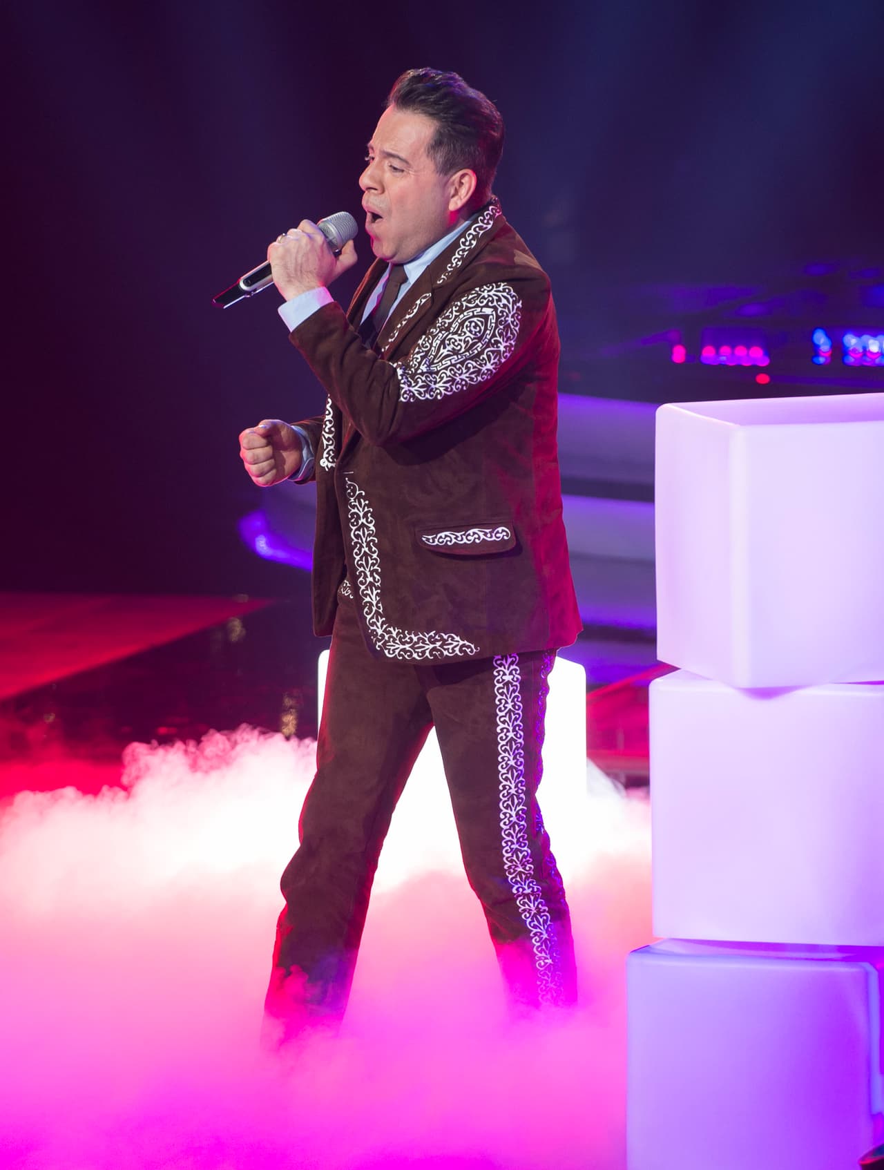 Esta octava gala se puso color de hormiga, se vivió de todo, desde un pleito entre Belinda y Ha Ash, Max Cervantes le declaró su amor a María León, quien fue eliminada junto con los Monsiváis.