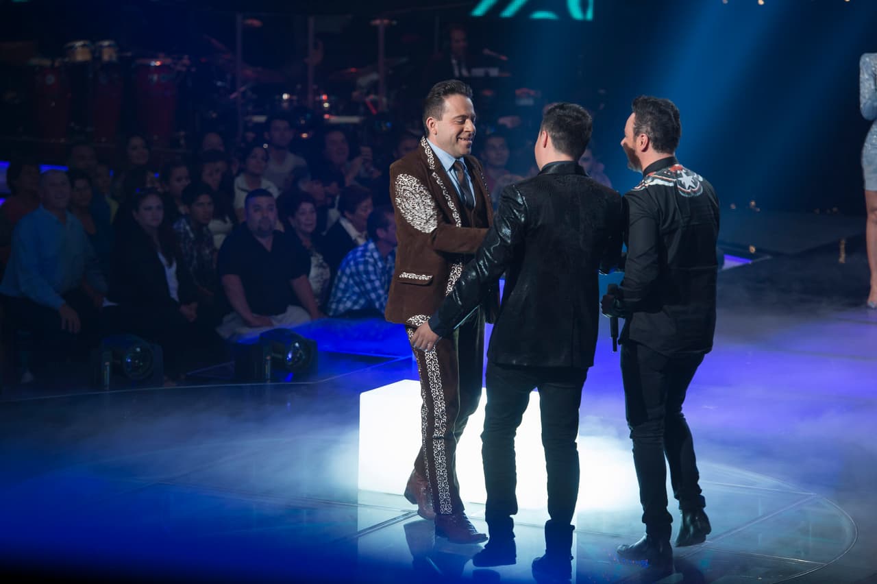 Esta octava gala se puso color de hormiga, se vivió de todo, desde un pleito entre Belinda y Ha Ash, Max Cervantes le declaró su amor a María León, quien fue eliminada junto con los Monsiváis.