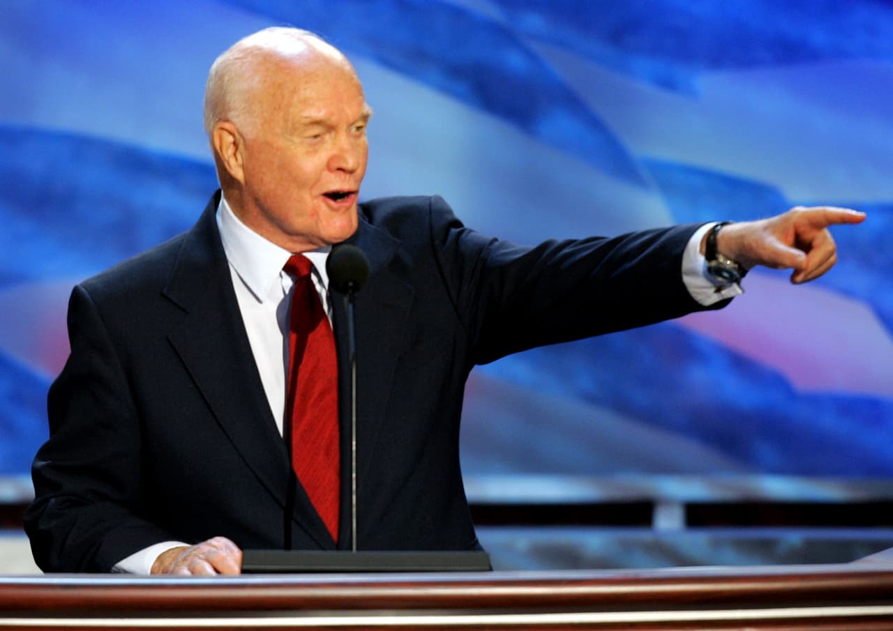 Así fue la carrera presidencial de John Glenn, el 'outsider' que no logró la hazaña de Trump
