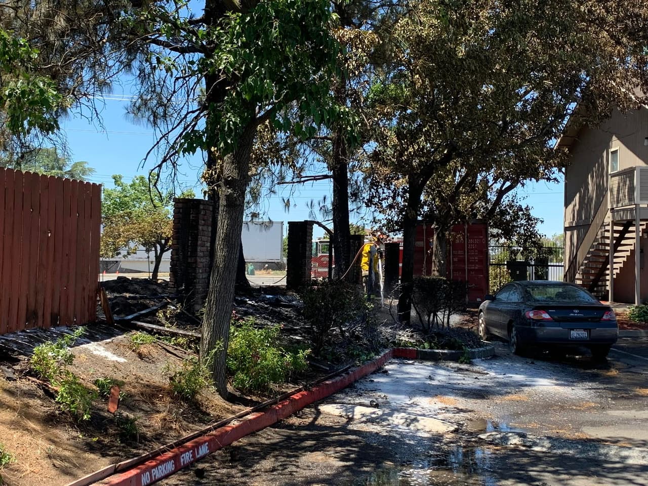 En caso de que un incendio avance y sea necesario evacuar tu vivienda, no olvides llevar contigo: llaves de tu casa y de tu vehículo, identificaciones personales, mascotas, fotografías, tu teléfono celular y computadora personal, medicamentos y anteojos, documentos de propiedad de tu vivienda.