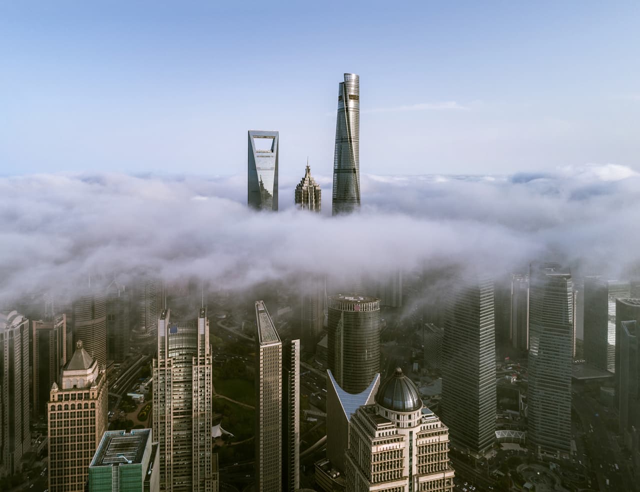 Los rascacielos sobre las nubes en Shanghai. El nuevo hotel más alto del mundo fue instalado a 2,000 pies en los pisos superiores de la Torre Shanghai (a la derecha en la fotografía), el edificio más alto de China y el segundo más alto del mundo.
<br>
<br>
<a href="https://www.univision.com/noticias/mundo/construcciones-que-llegan-al-cielo-estos-son-los-15-edificios-mas-altos-del-planeta-fotos-fotos"><u>Vea aquí las fotografías de los edificios más altos del planeta</u></a>
<br>