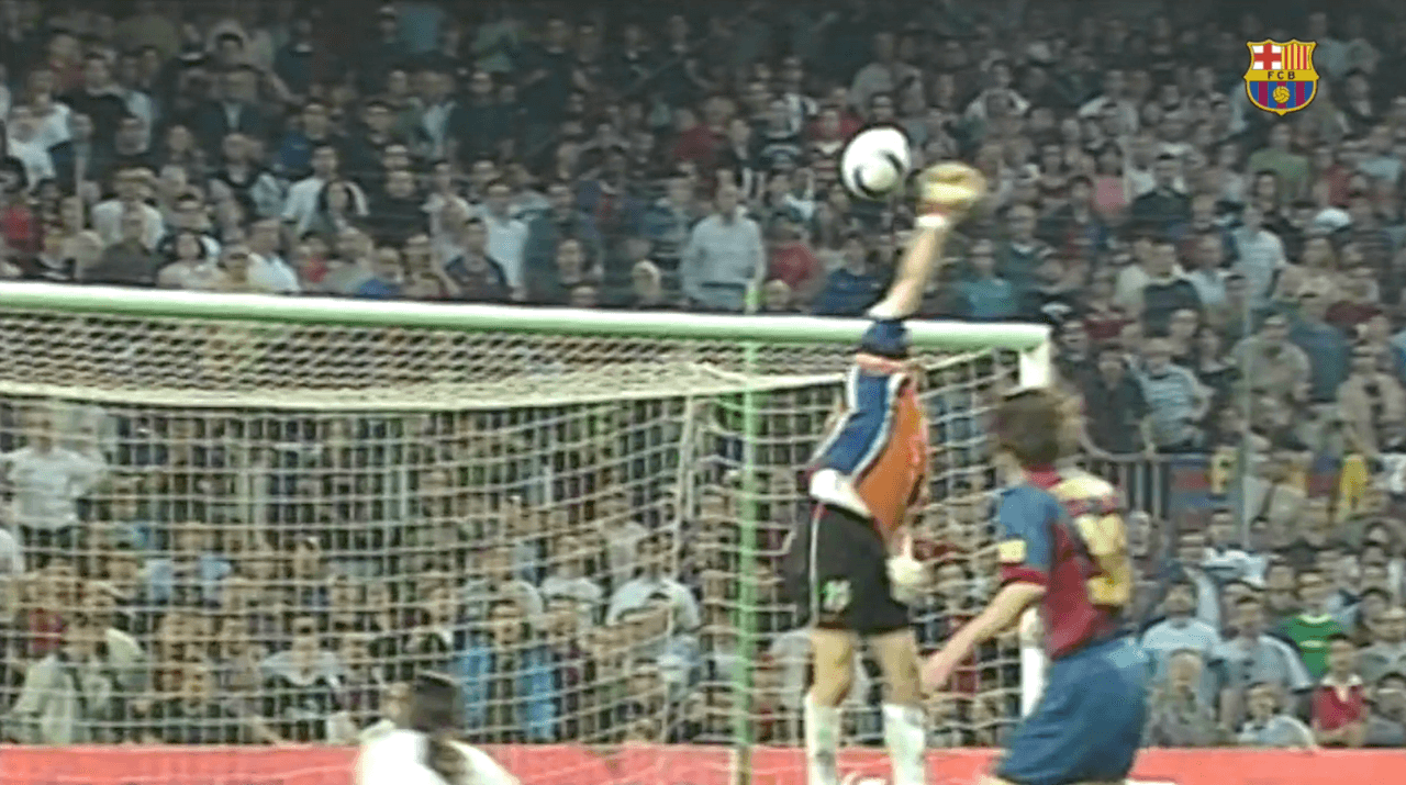 <b>Toque preciso</b>
<br>El arquero Valbuena se estiró lo más que pudo, pero fue un esfuerzo insuficiente.