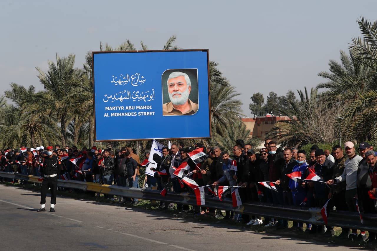 Personas paradas en la carretera mientras esperan el paso del papa Francisco, en Bagdad, Irak. Se trata de una visita histórica, marcada por la 
<a href="https://www.univision.com/temas/pandemia">pandemia</a> y también por la inestabilidad política en el Medio Oriente.