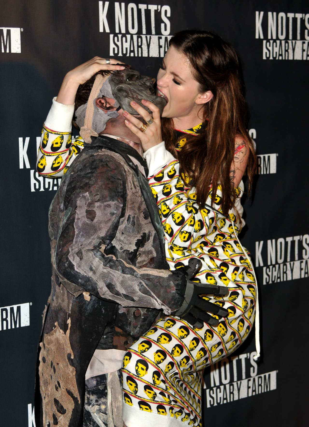 Ireland Baldwin, ¡besando al monstruo!