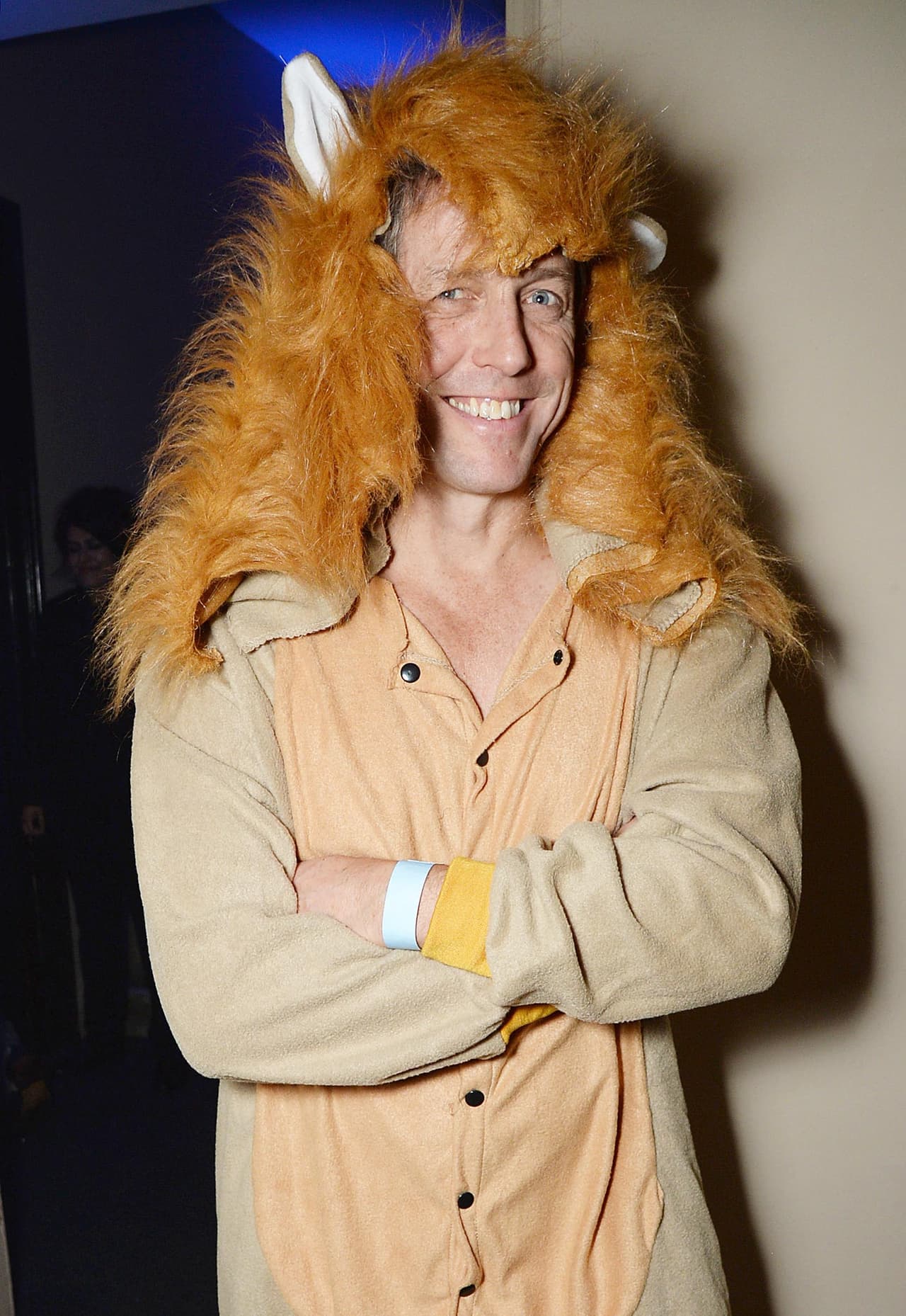 Hugh Grant con un bizarro mameluco de león.