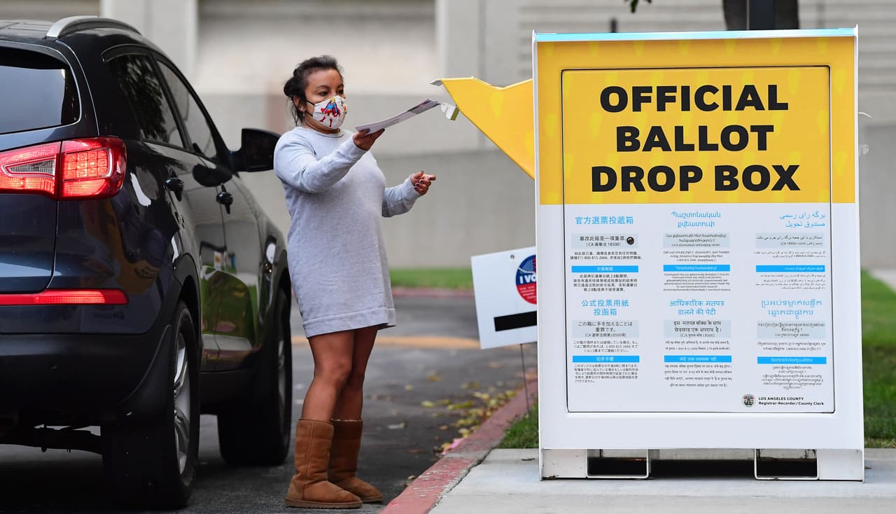 En los centros de votación también están ubicados
<a href="https://locator.lavote.net/locations/vbm?id=4278&culture=en " target="_blank">buzones oficiales</a> para la entrega de boletas de votación por correo. “No es necesario esperar, simplemente deje su boleta votada en el frente”, según la oficina de Registro del condado de Los Ángeles.