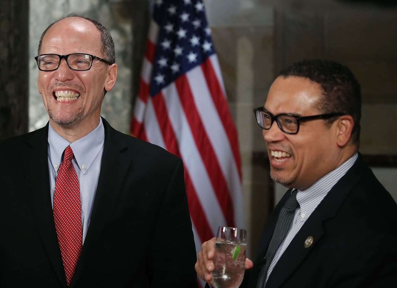 El nuevo presidente de Comité Nacional de Partido Demócrata, Tom Pérez y el Vicepresidente y el Representante Keith Ellison, se preparan para hacer una entrevista televisiva en en Salón de las Estatuas en el Capitolio de los Estados Unidos.