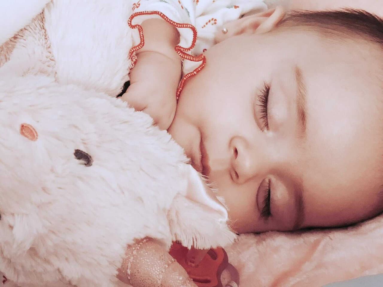 Para los bebés, la hora de dormir es el momento clave para que tengan un adecuado desarrollo físico, neurológico y hasta emocional. Sin embargo, este procesono es fácil y es necesario crear una rutina de sueño. "Hay que hacer los mismos pasos siempre porque mi bebé va a entender que repitiendo esto va a ser la hora de dormir", explica Michelle Grinberg, experta en sueño infantil. "Le voy a dar un baño, poner la pijama y dar un masajito para que sea la señal de que es la hora de dormir". 
<br>