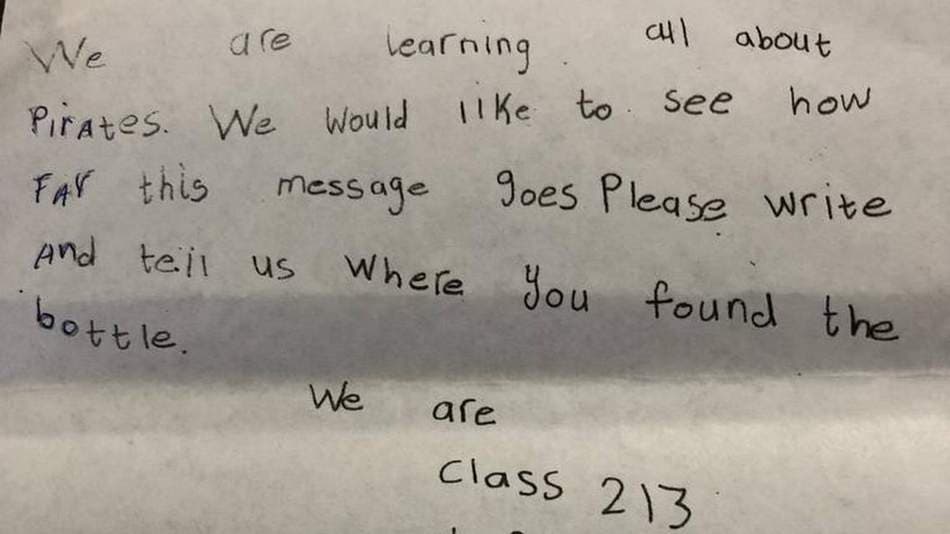 "Estamos aprendiendo todo sobre piratas. Nos gustaría ver cuán lejos va este mensaje. Por favor escriba y díganos dónde encontró esta botella", dice la carta.