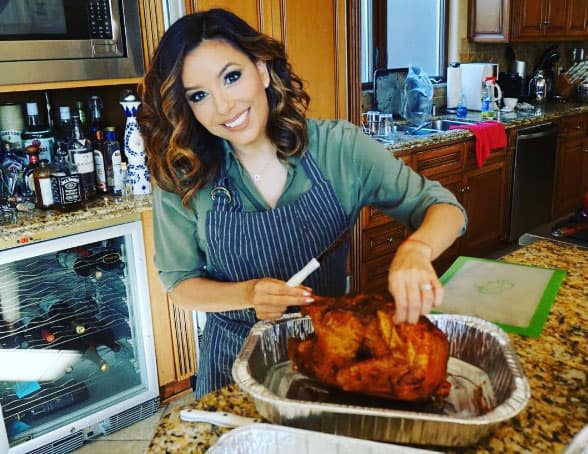 EVA LONGORIA
<br>Cocinando desde su hogar en Hollywood