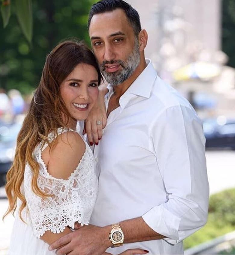 La pareja se comprometió el pasado 30 de junio de 2017: "¡Hoy es el día más importante de mi vida, desde niña soñé con mi propia historia de amor, soñé con encontrar a un hombre que me amara y que me respetara! Y sí, el amor obra por caminos misteriosos... Hoy puedo confesarles que me siento afortunada y bendecida de haber encontrado no solo a un hombre que me ama y respeta, sino al Príncipe Azul de mi Cuento de Hadas", escribió ese día en su cuenta de Instagram.