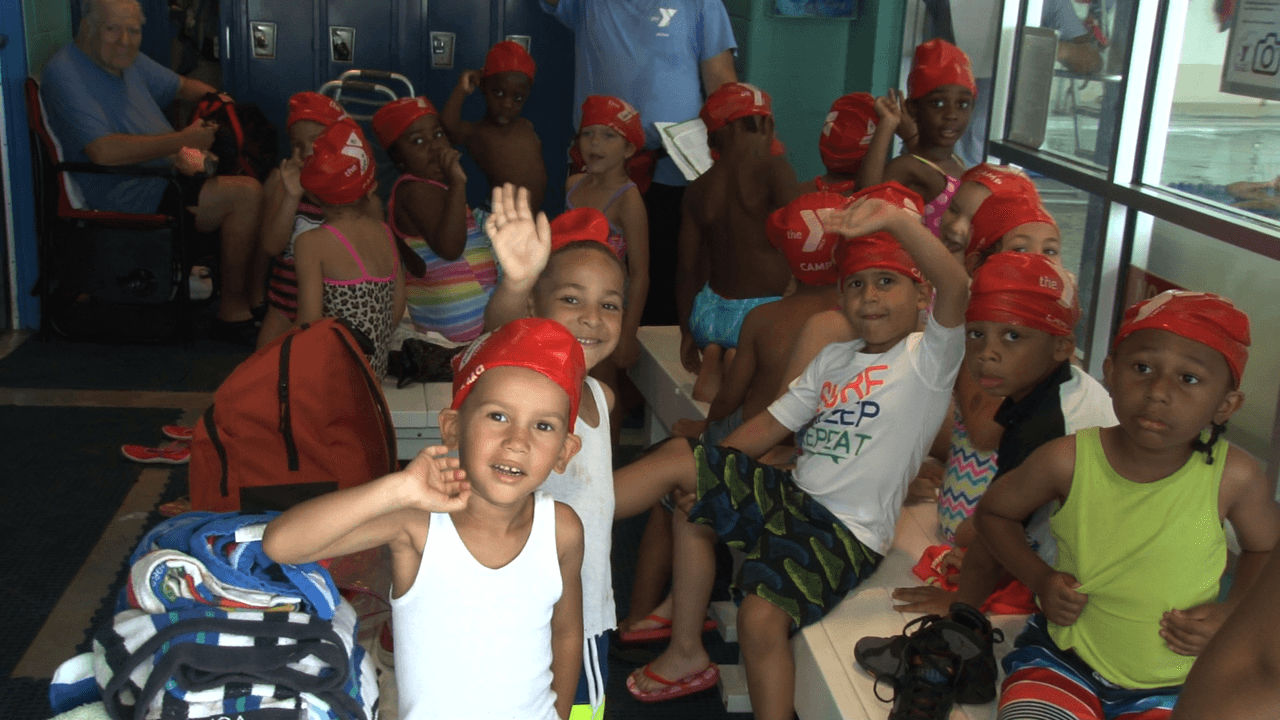 El locutor de La X tuvo la oportunidad de compartir con los niños en el Día de Lectura del campamento.