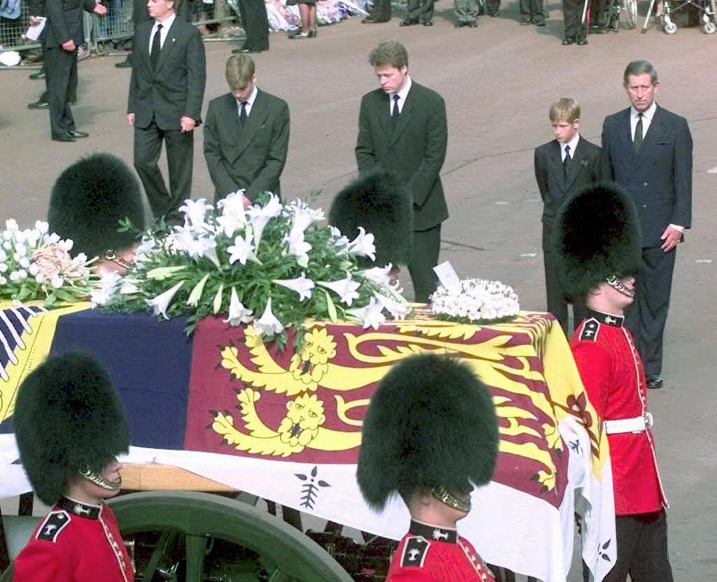 El príncipe Carlos dejó que tanto el pueblo británico como sus hijos
<b><a href="https://www.univision.com/entretenimiento/realeza/ni-en-su-boda-ni-en-su-funeral-lady-di-pudo-escapar-de-la-sombra-de-camila-fotos#fb9f81ab0000" target="_blank">sobrellevaran el duelo</a></b> y mantuvo su relación con Camilla en bajo perfil.
<br>