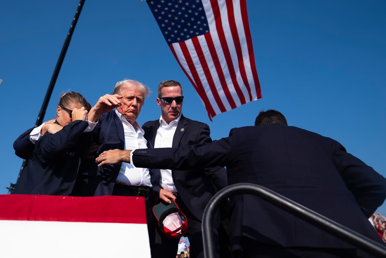Cuando sonó el primer sonido de disparo,
<b> Trump dijo: "Oh", y se agarró la oreja mientras se escuchaban dos estallidos </b>más y se agachaba. Luego se escuchan más disparos.
<br>