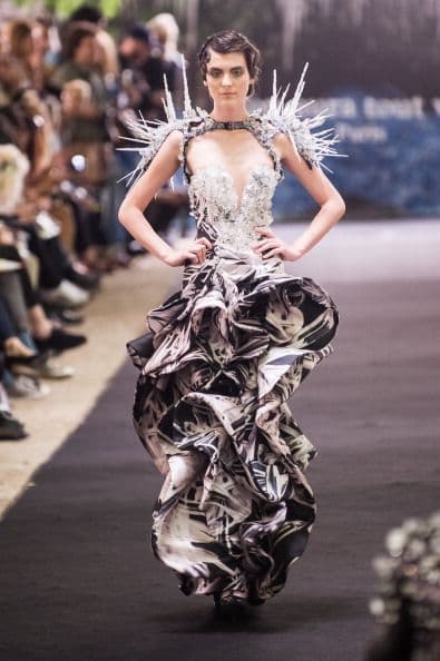 On Aura Tout Vu sacó su lado más feroz con estos picos sobre su ropa, que por muy linda que fuera, nadie podría alabar por miedo a morir al intentar probarsela.