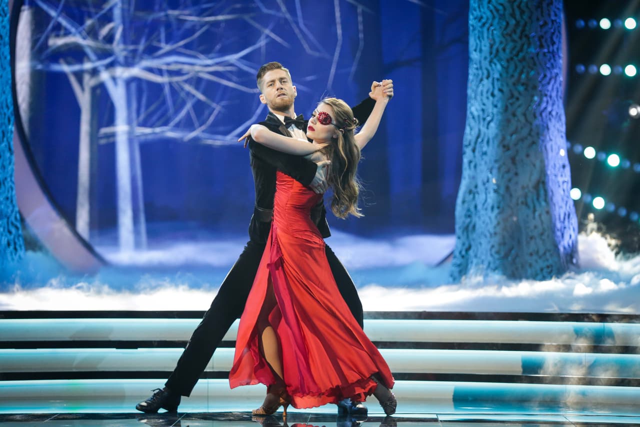 Catalina Creel se apoderó de Sofía Castro cuando bailó el tema principal de la serie Cuna de Lobos. La actriz mexicana subió al escenario con todo y 'lobos' y el icónico parche.