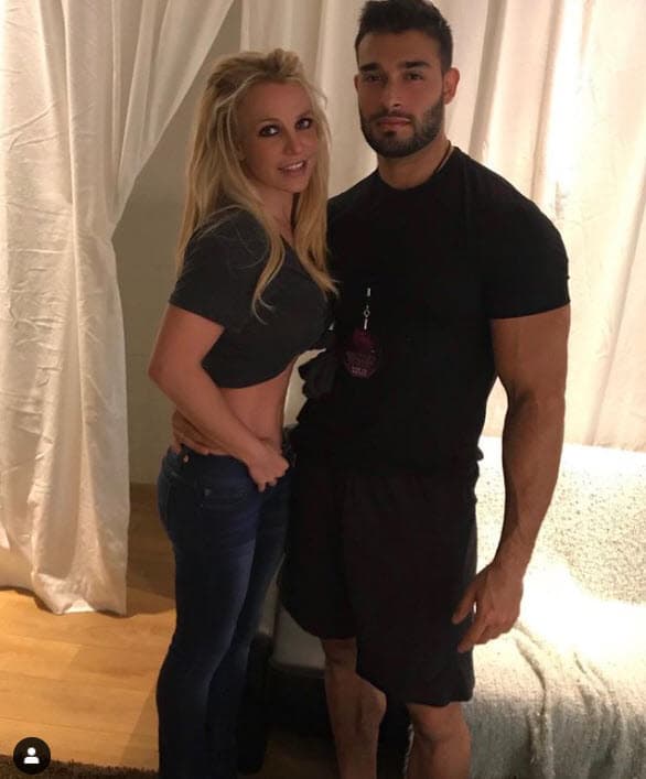 Ese mismo año comenzaron a salir y en julio de 2017 confirmaron su noviazgo.
<br>