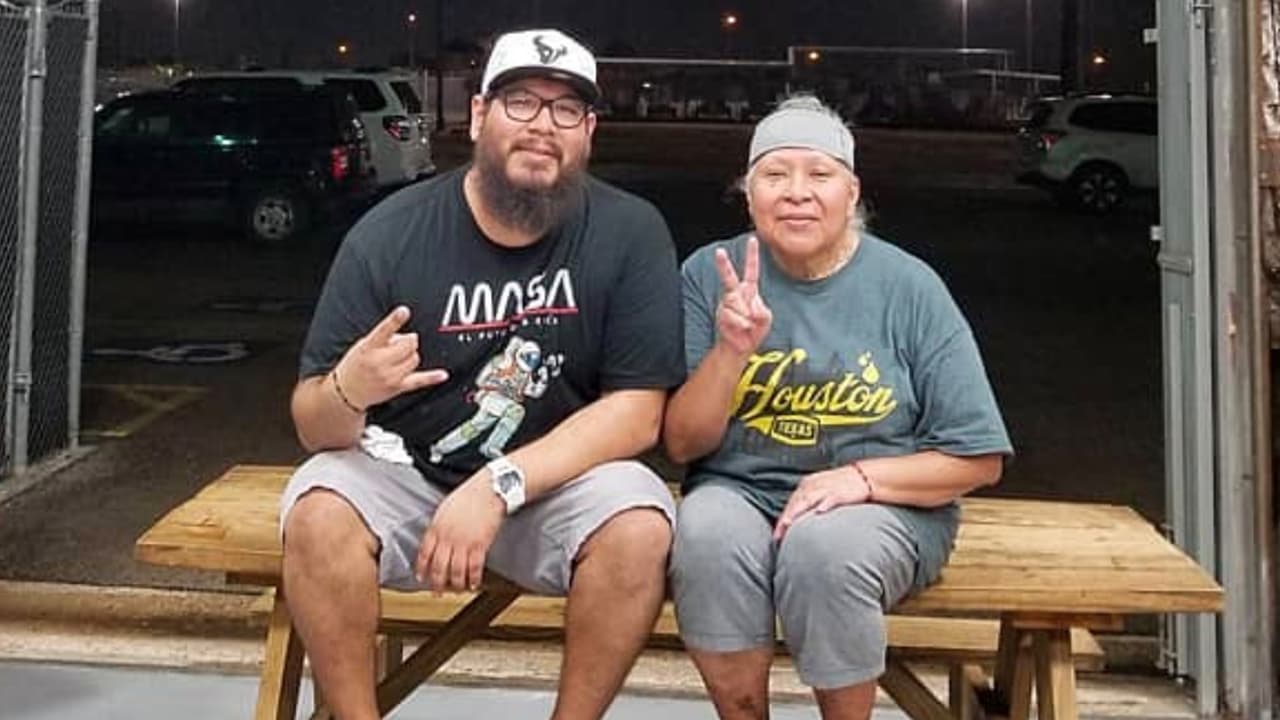 “
<b><a href="https://www.instagram.com/elpobretexmexbbq/" target="_blank">El Pobre</a></b>
<b>nació por necesidad,</b> había perdido mi trabajo y estaba buscando algo. Básicamente 'El Pobre' es un restaurante estilo Tex- Mex, estamos poniendo un poco de los dos lados, Texas BBQ y sabores mexicanos, se ha logrado algo único, el nombre viene porque vengo de pobreza", indicó Martínez.