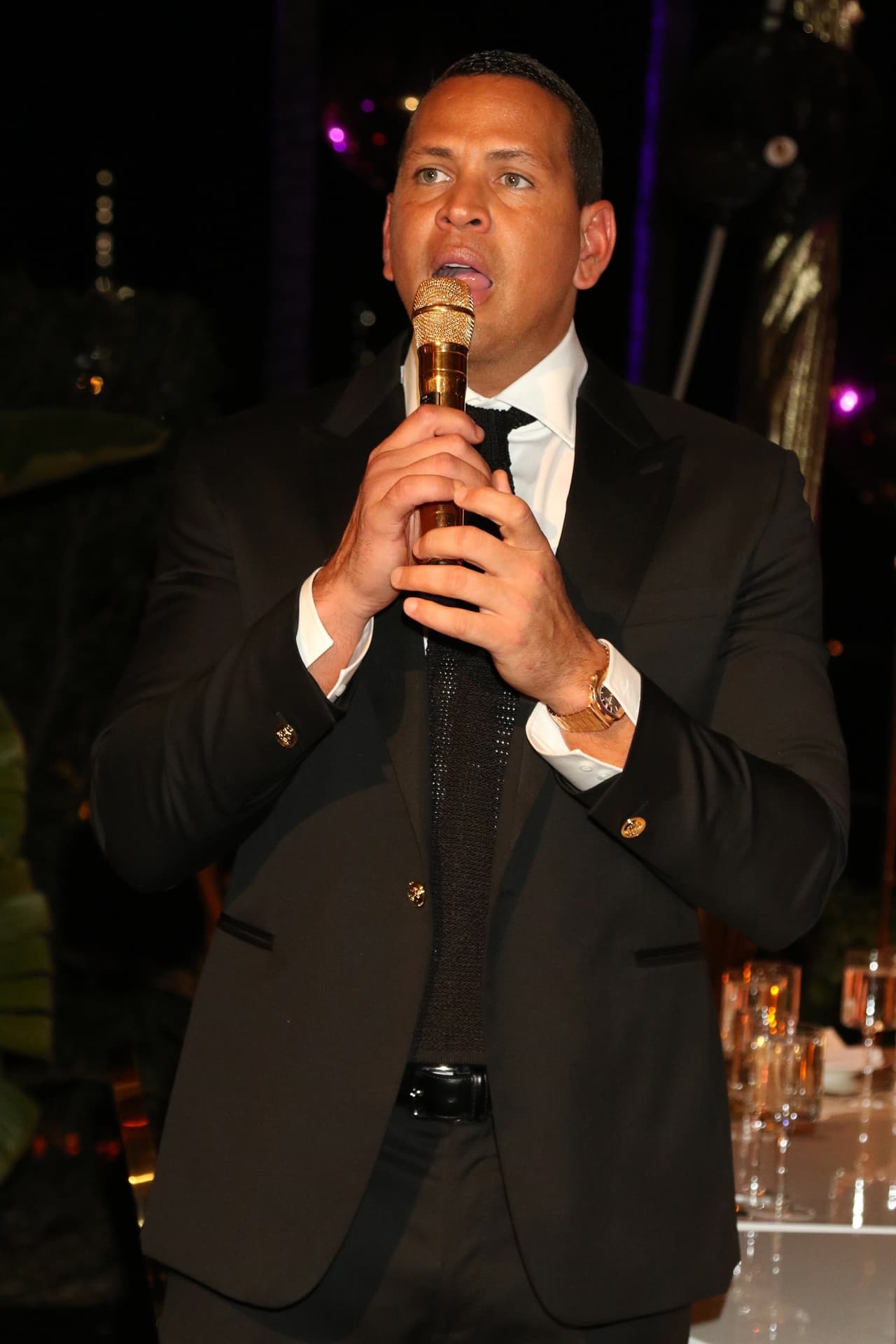 De acuerdo con 
<b><a href="https://people.com/music/jennifer-lopez-50th-birthday-miami-bash/" target="_blank">People</a></b>, quienes sí asistieron fueron 
<b>Ella y Natasha</b>, las hijas de Alex Rodríguez y 
<b>su exesposa Cynthia Scurtis</b>.