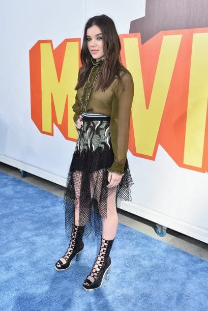 Hailee Steinfeld se puso de todo, transparencias, olanes y botas altas de agujeta. Hailee, recuerda que menos es más.