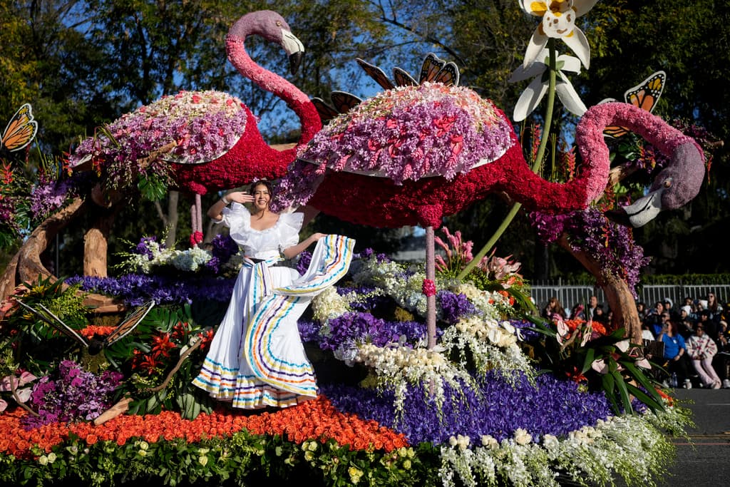 La carroza asociada de Downey Rose Float se mueve a lo largo de la ruta del desfile en el 135º Desfile de las Rosas en Pasadena, California, el lunes 1 de enero de 2024.
