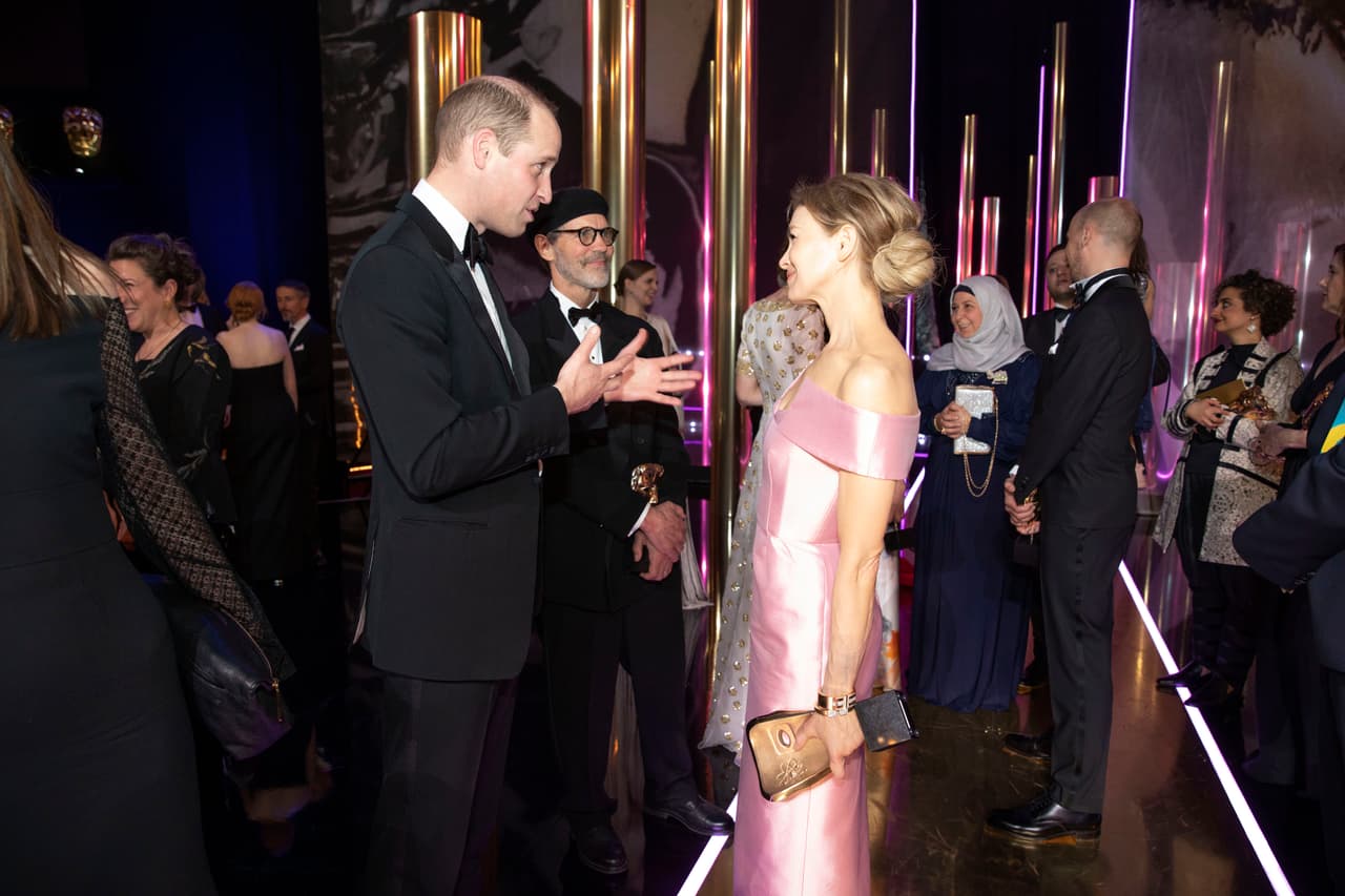 También al príncipe William se le vio muy animado conversando con la ganadora del Bafta a la Mejor actriz por su interpretación de Judy Garland en la cinta 'Judy'.