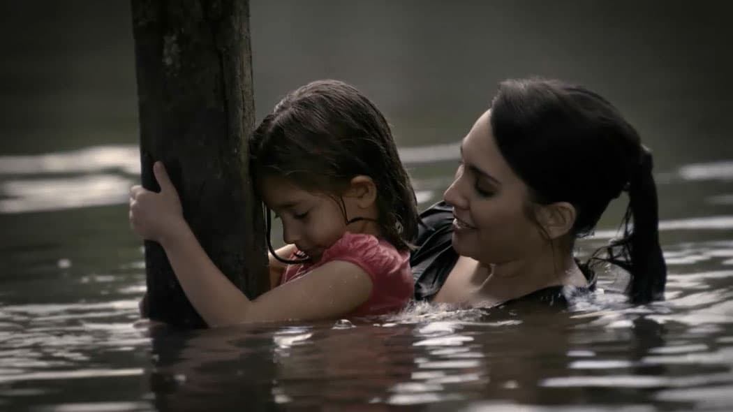 Mientras que a Ana Lucía se la llevó la corriente del río y fue así que Soledad (Blanca Guerra) la rescató y la adoptó, separándola de sus dos hermanas.