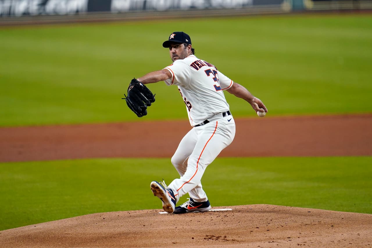 Por los Astros de Houston, el lanzador abridor será
<a href="https://www.univision.com/local/houston-kxln/justin-verlander-abridor-los-astros-houston-primer-juego" target="_blank">Justin Verlander</a>. El experimentado jugador ya ganó con el equipo el campeonato de 2017.