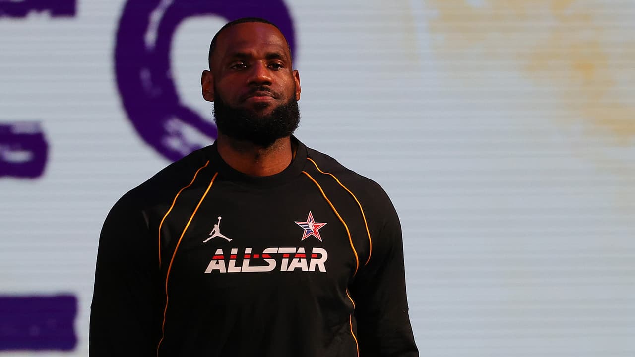 LeBron James, con “las gafas oscuras” del NBA All-Star Game