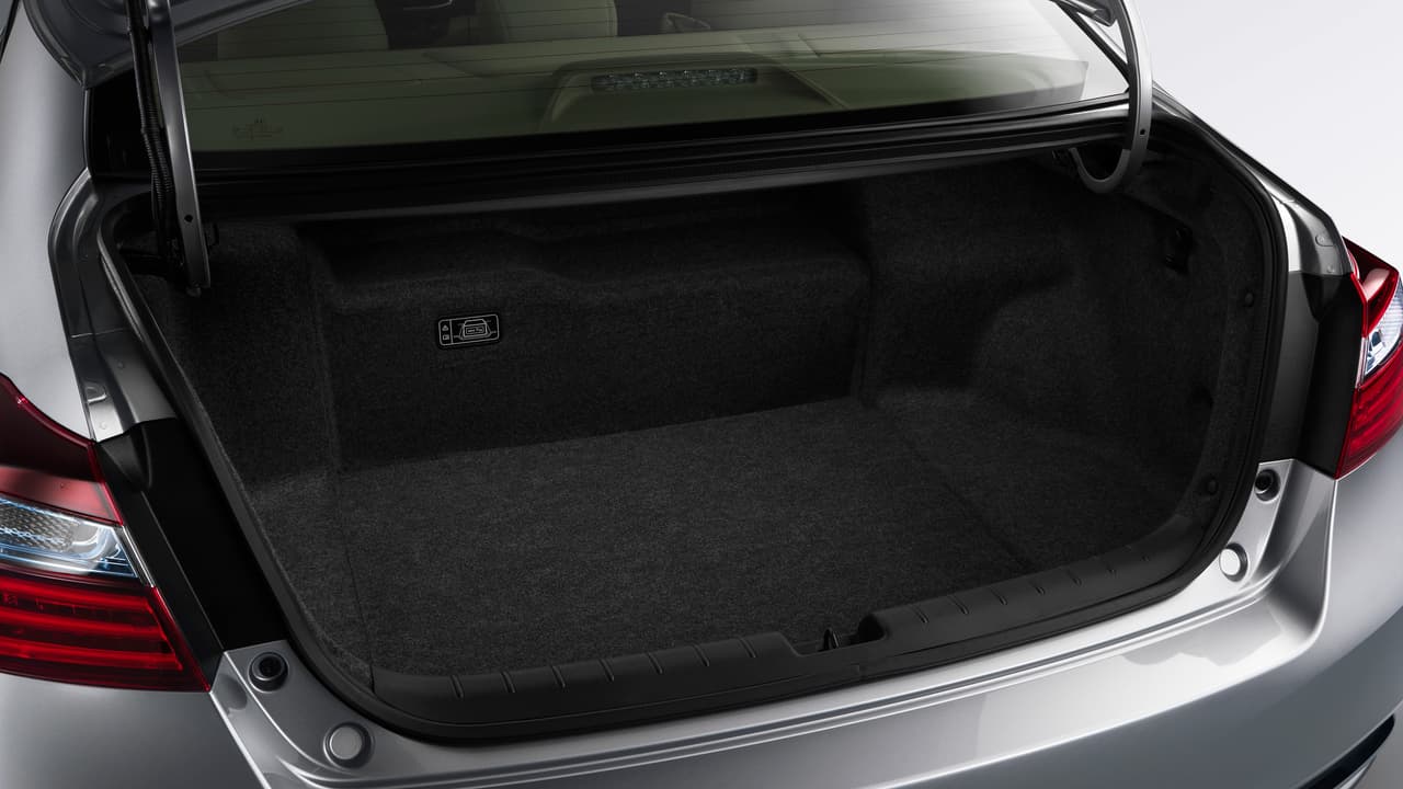 Accord Hybrid 2017 dispone de baterías de ion litio ubicadas en el maletero, las cuales insumen cerca de 2 pies cúbicos de espacio