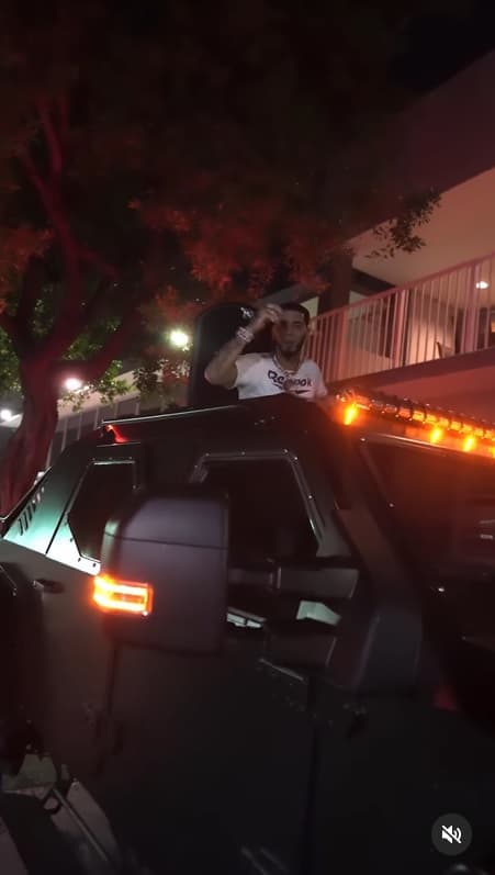 “Me lo trataron de aguantar en la frontera, pero con los papeles me lo dejaron pasar”, explicó feliz y orgulloso.
<br>