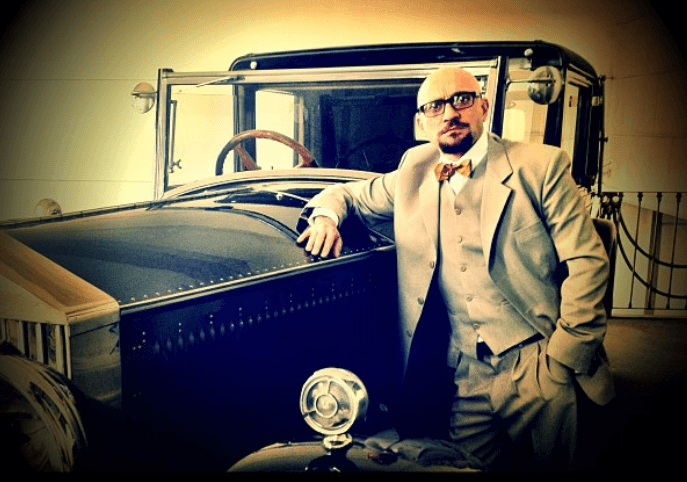 Darío estudió actuación en la Escuela Nacional de Arte Teatral del INBA y posee más de 20 años de carrera artística.