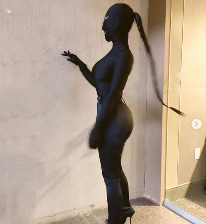 En su cuenta de Instagram colgó esta foto en la que se le ve enfundada 
<b><a href="https://www.instagram.com/p/CSQ3LmtrrCP/" target="_blank">en un traje negro de Balenciaga</a></b>, que incluía botas de tacón por encima de la rodilla, pantalones ceñidos, una blusa de manga larga, una máscara facial completa sobre su cabeza y una larga trenza en su cabello. 
<br>