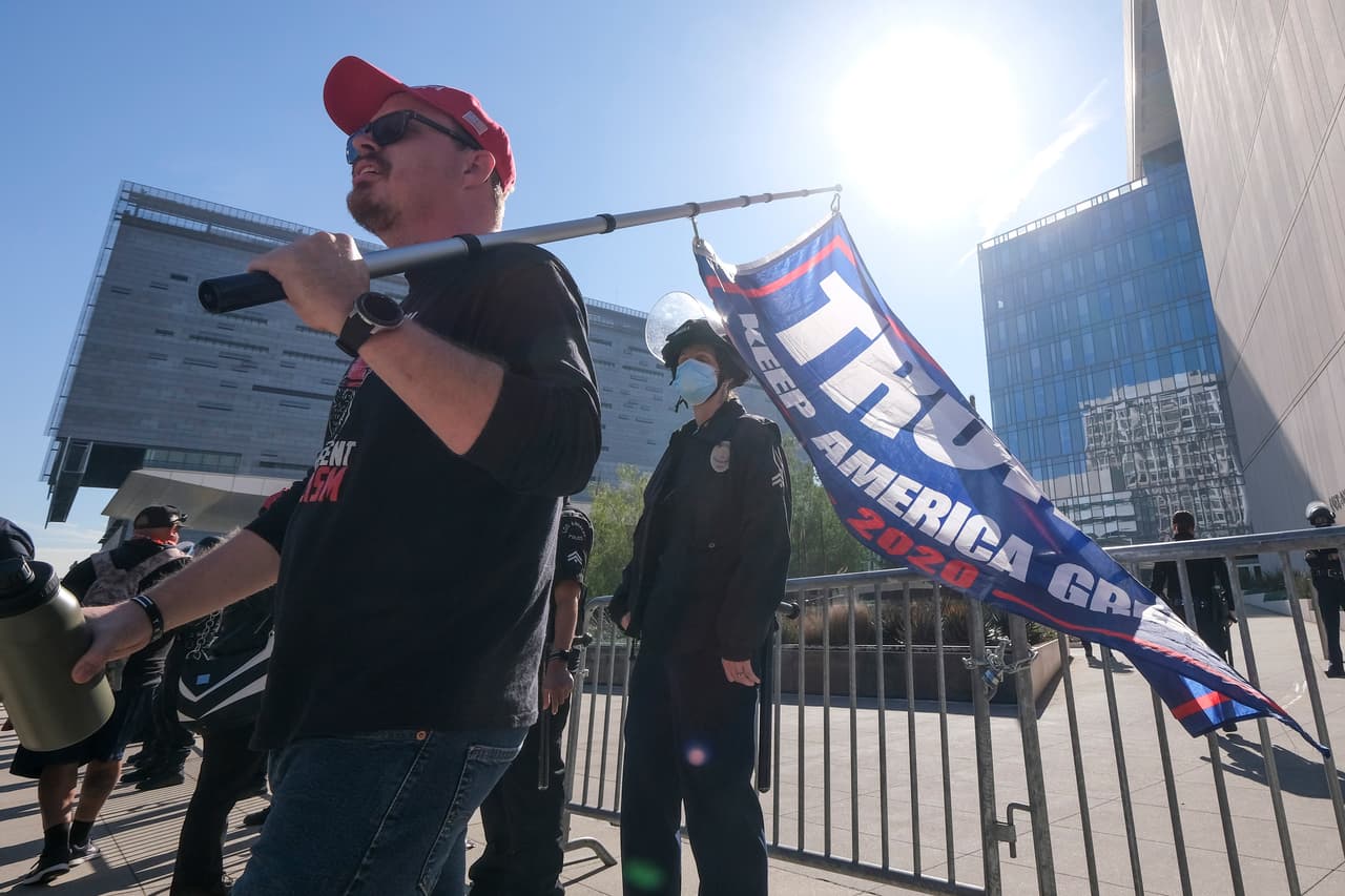 La manifestación inició a las 9:00 a.m. frente al Ayuntamiento de Los Ángeles.