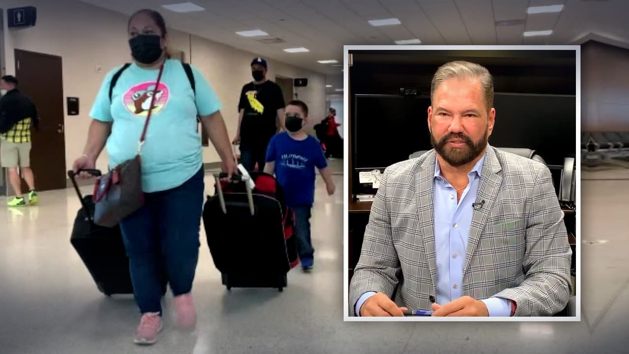 "¿Puedo salir de Estados Unidos durante la temporada navideña si soy inmigrante?": Un abogado responde