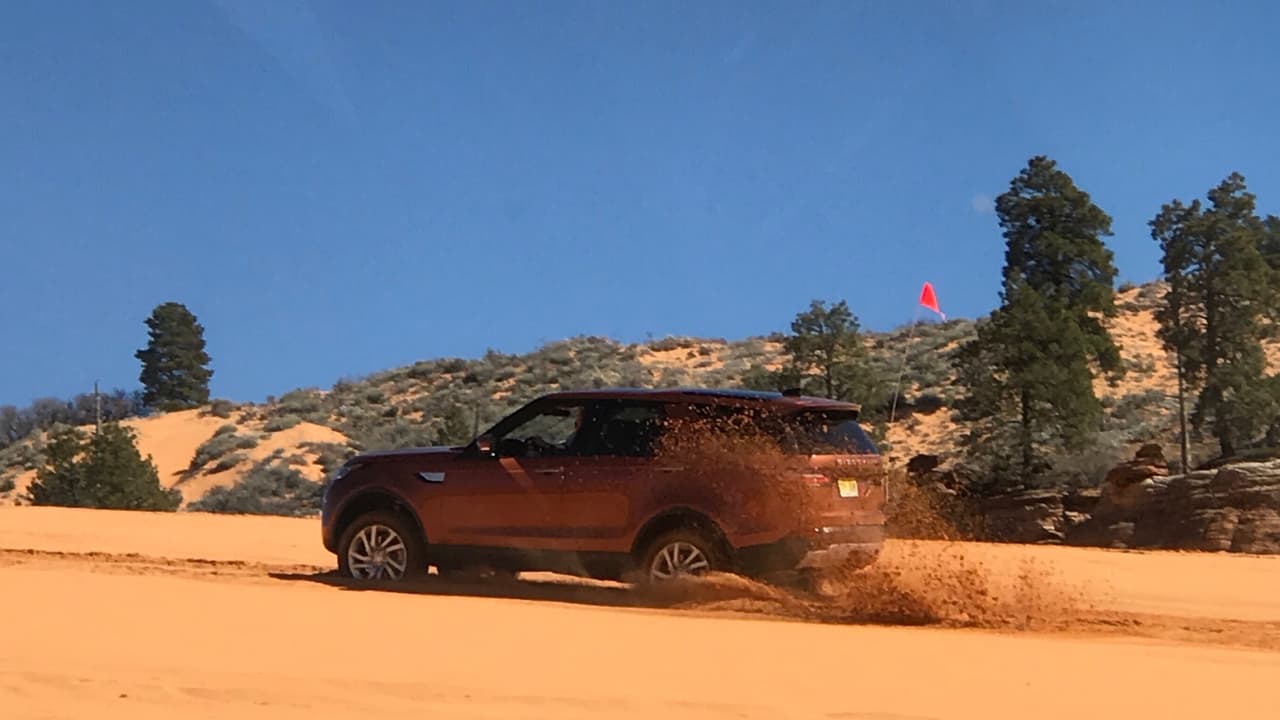 "Acelera como si la acabaras de rodar" fue la mejor instrucción que nos dió uno de los instructores de manejo que Land Rover puso a que nos supervisará durante el difícil manejo en arena.