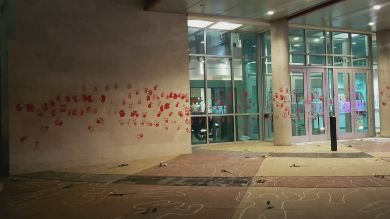Vandalizan las paredes del departamento de la Policía de Dallas