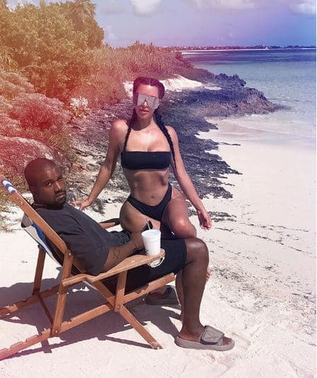 El rapero Kanye West ha aparecido en diversas ocasiones con un par de llamativas sandalias, mismas que fueron fabricadas por su propia marca Yeezy.