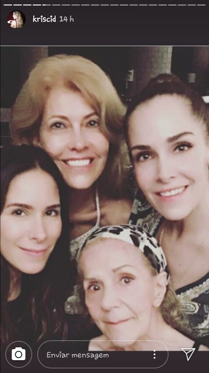 A través de la misma red social, la modelo compartió significativas imágenes de 'Santusita'.