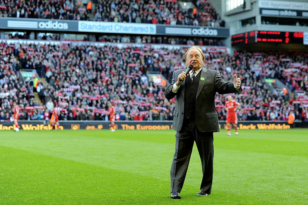 Gerry Marsden, famoso vocalista del grupo ‘The Pacemakers’, falleció el 3 de enero a los 78 años, tras una infección coronaria. Su banda era especialmente conocida por los aficionados del Liverpool ya que hicieron la versión más famosa de su himno ‘You’ll never walk alone’.